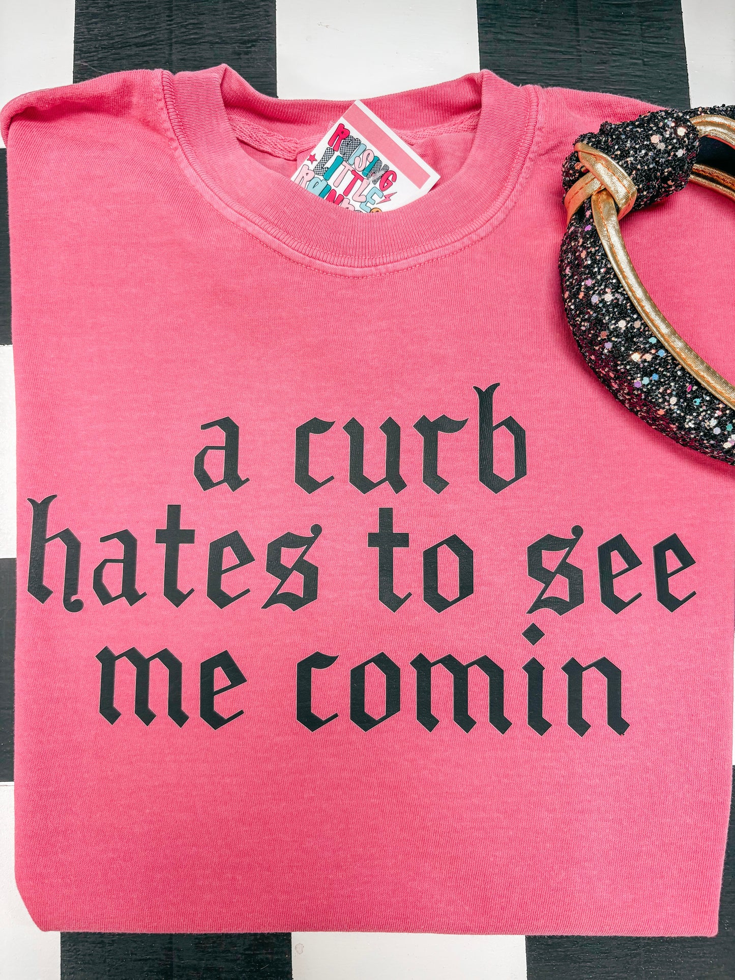 curb hates to see me comin tee ♡