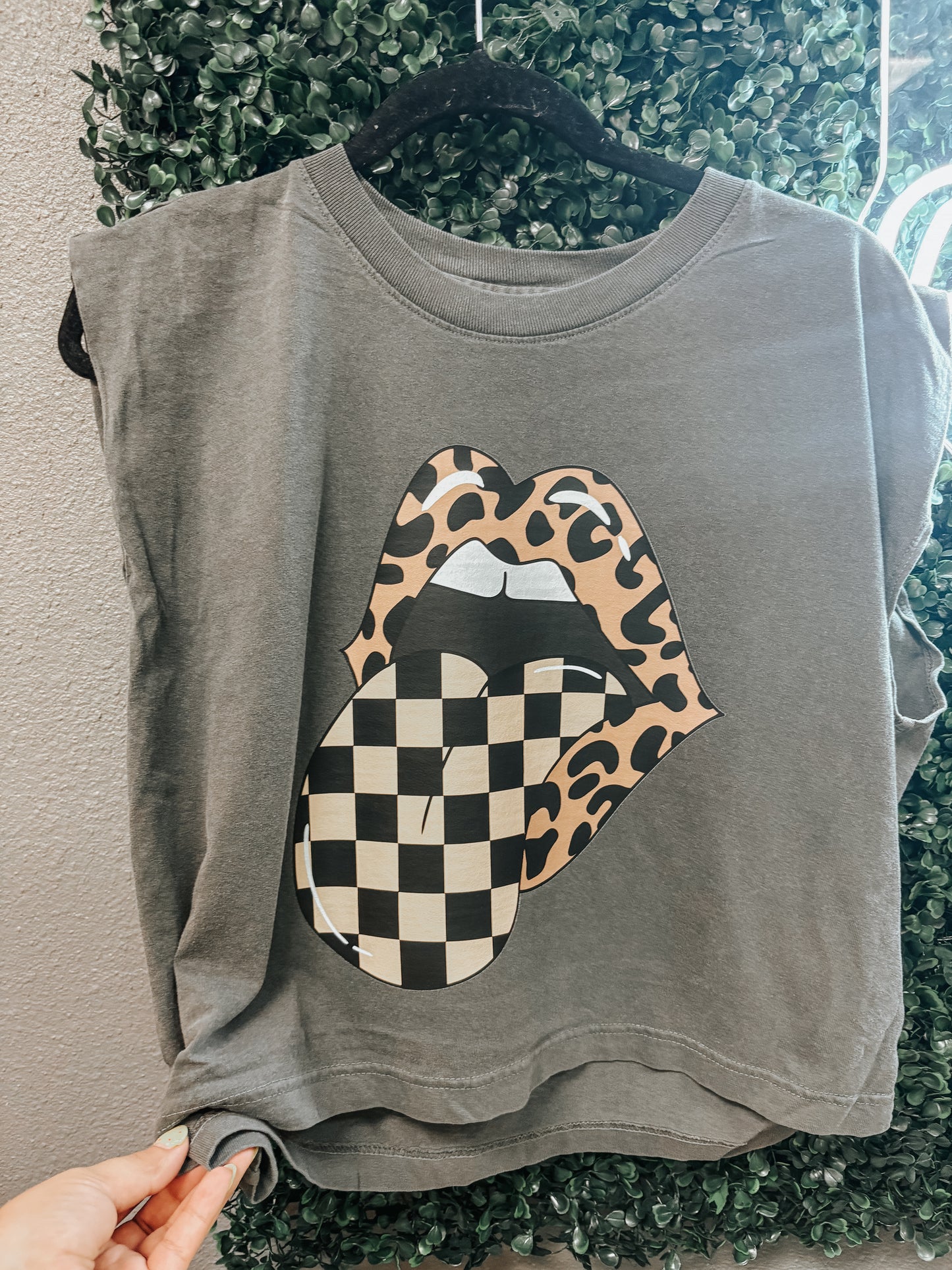 retro tongue muscle tank ☻