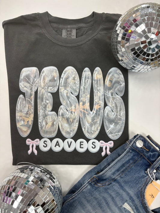 Jesus saves camo version  tee †
