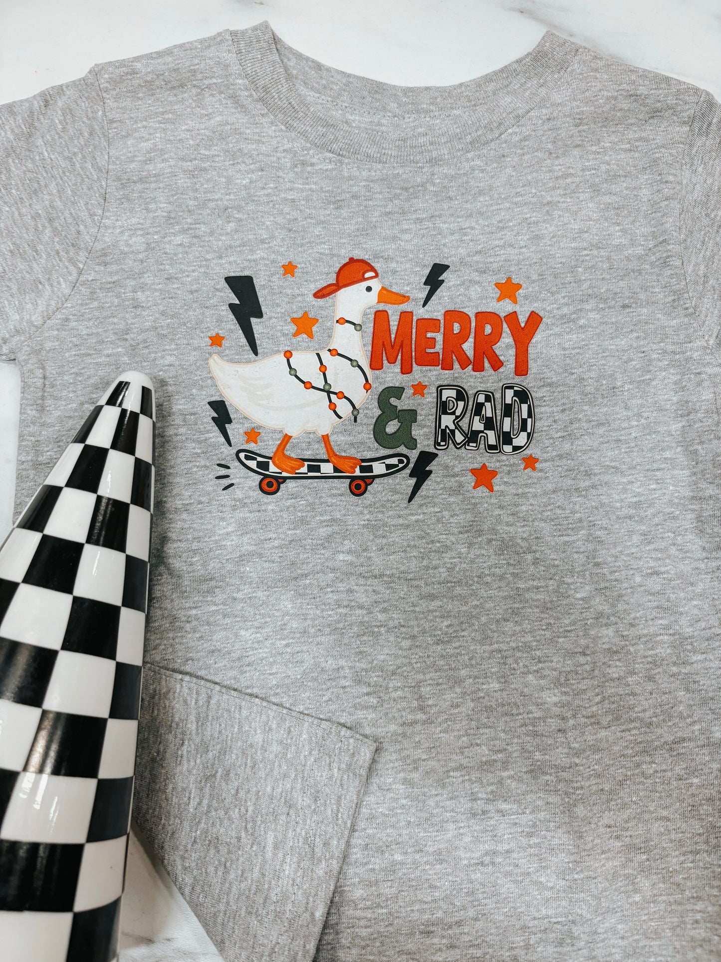 merry and rad tee  ☻