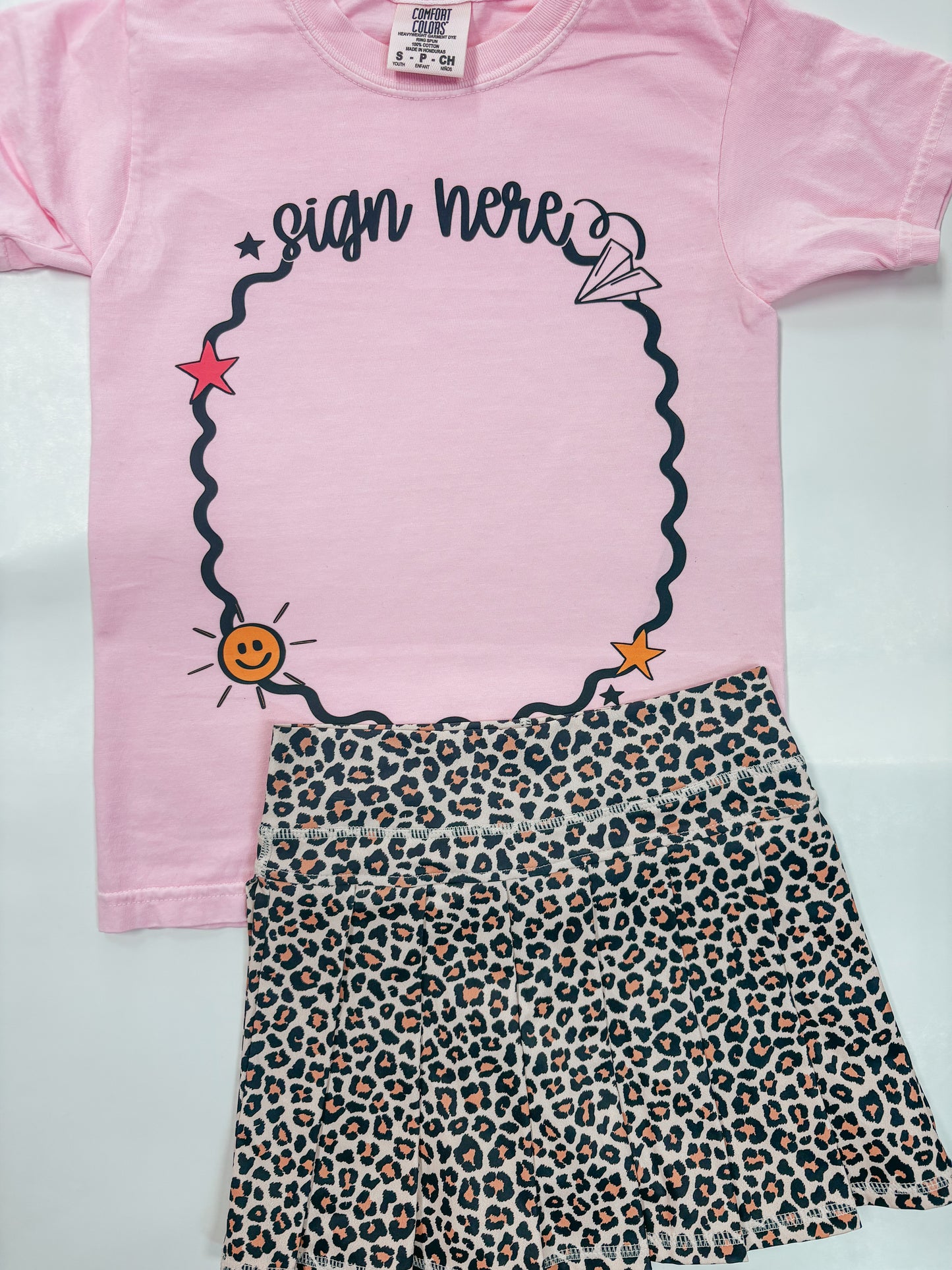 sign here tee ✿