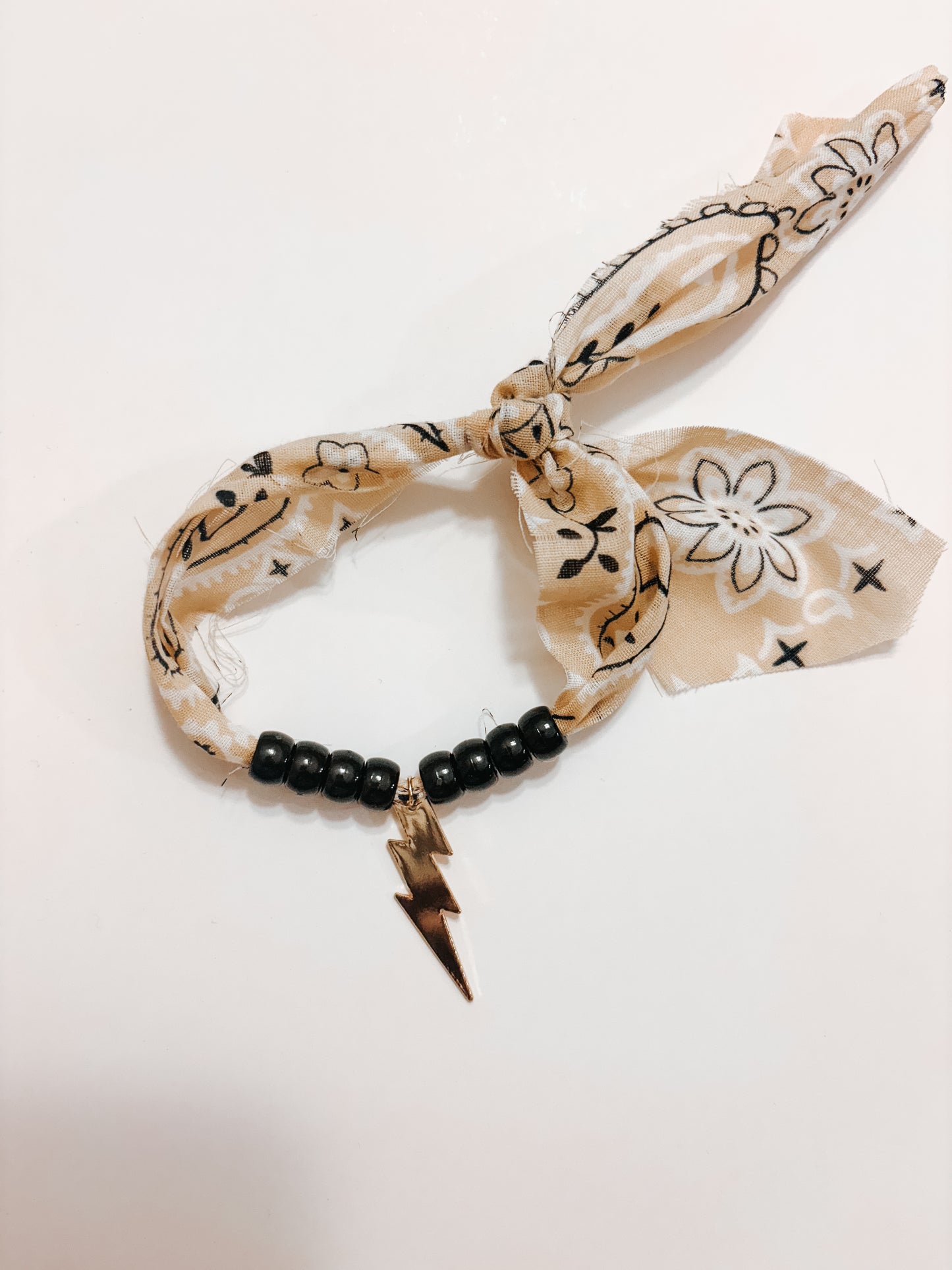 cream bolt bandana bracelet ⋒