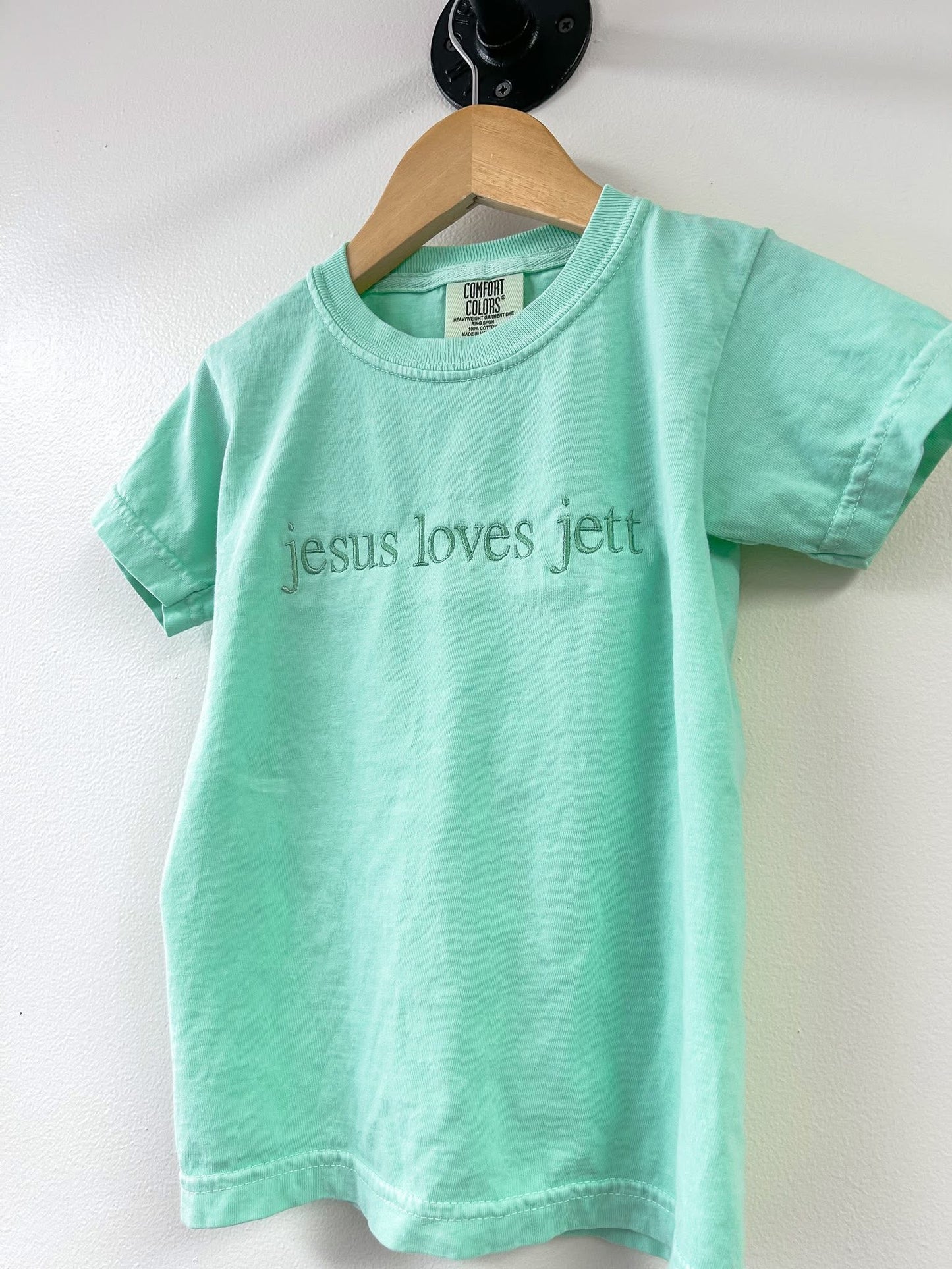 Jesus loves …. tee/ bubble  †